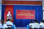 Trao huy hiệu 30 năm tuổi Đảng cho đ/c Trần Cảnh - Phó Giám đốc Nhà Thiếu nhi